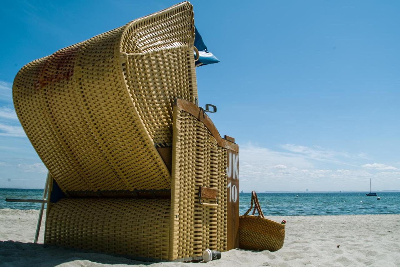 Sunny Suite: Elegant Beachfront Apartment with Pool and Pet-Friendly Wellness Area Boergerende-Rethwisch Exterior photo